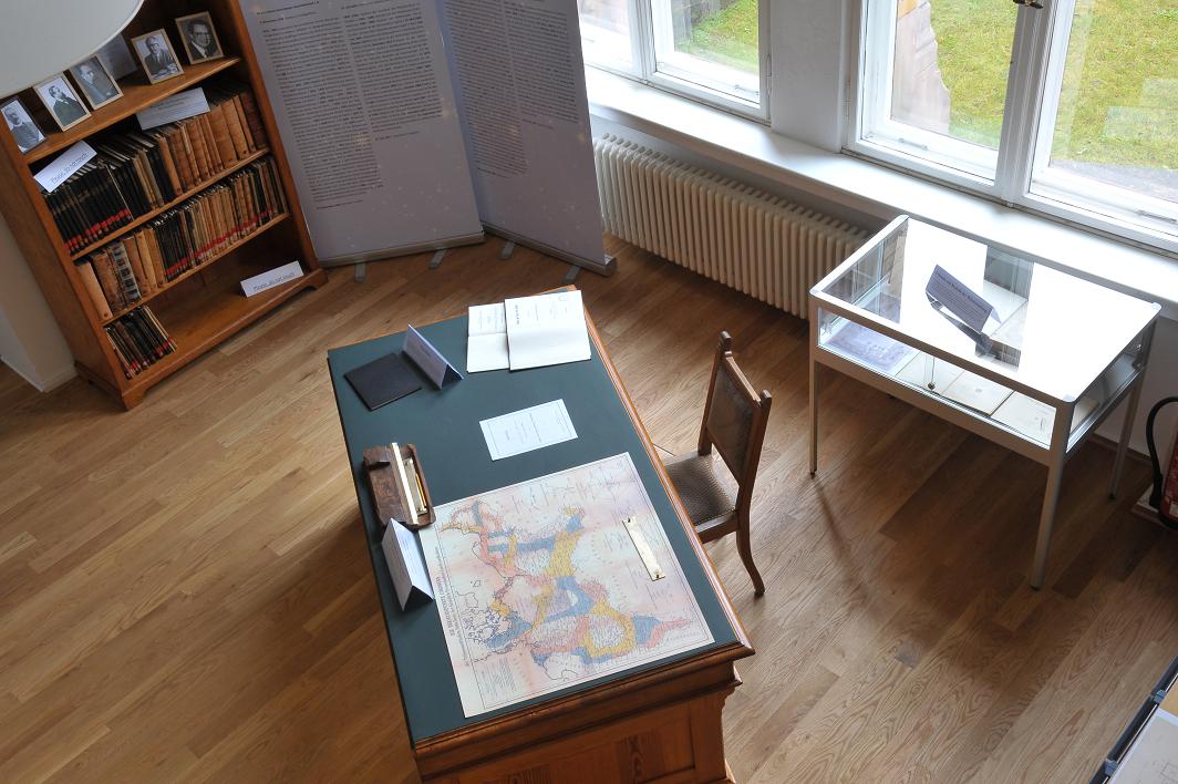 Schreibtisch und Büromöbel von Friedrich Robert Helmert